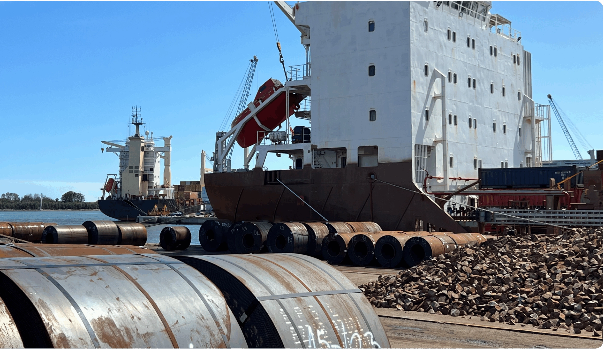 Operazione portuale nel porto di Venezia-Marghera con navi in movimentazione