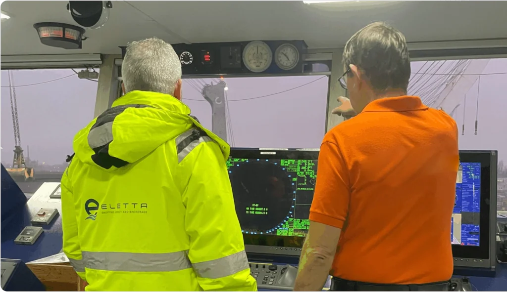 Operazione portuale nel porto di Venezia-Marghera con navi in movimentazione